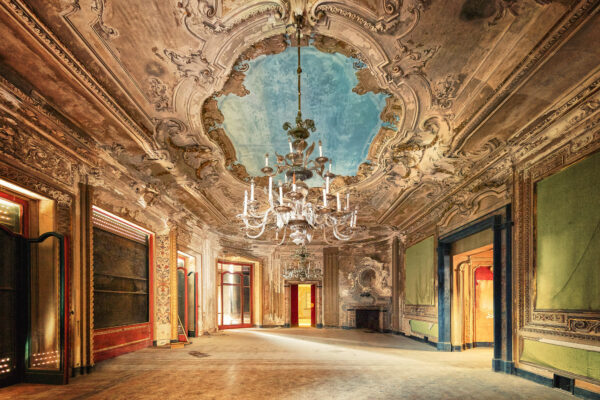 ... The postprocessing of this image was very hard. This room was very dark. For one exposure i needed 13 minutes (f 5,6 and ISO 800). This image is none an HDR, only one exposure.... -