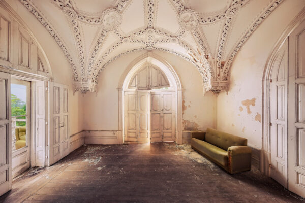 ..abandoned little house in europe -