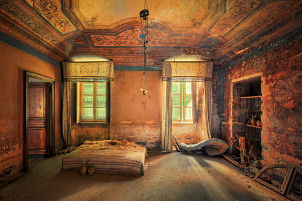 chamber in an abandoned mainson -