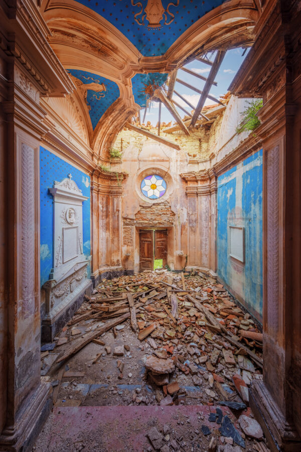 ..an abandoned chapel, small, but simply magnificent.. -