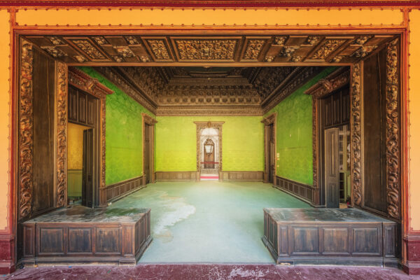 The representative entrance hall of a large palace. -