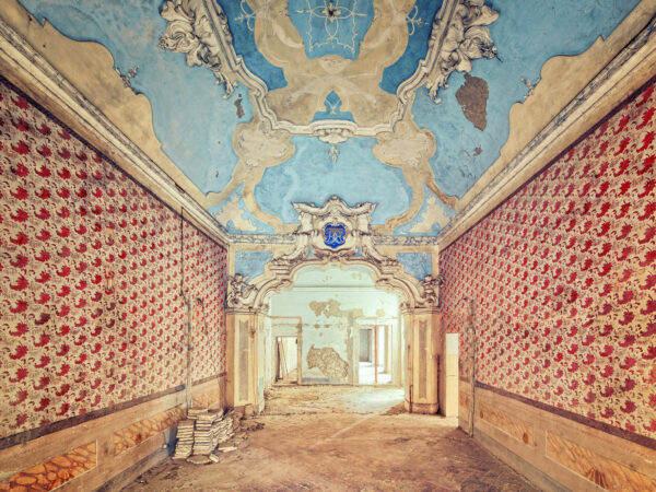 room in a abandoned mansion -