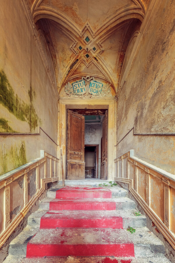 ...this beautiful villa in the south of Europe is a little gem and I can still imagine very well how beautiful the villa must have been in the past. -