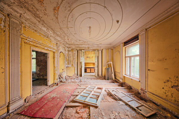 room in a abandonded mansion -