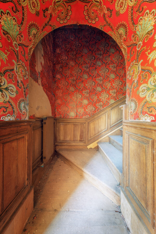 .. a small staircase in an Italian villa. Are you curious to see what's at the top? -