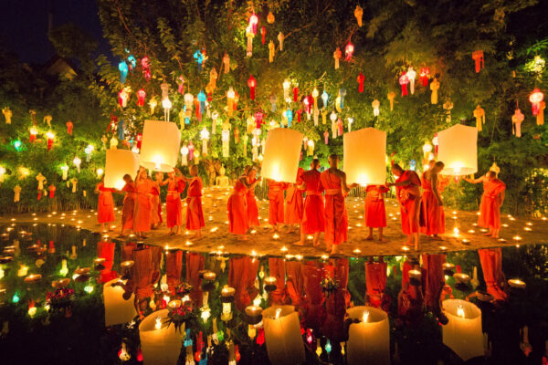 Monks let baloons go up to the traditional Loi Krathong festival in Chiang Mai / Thailand -