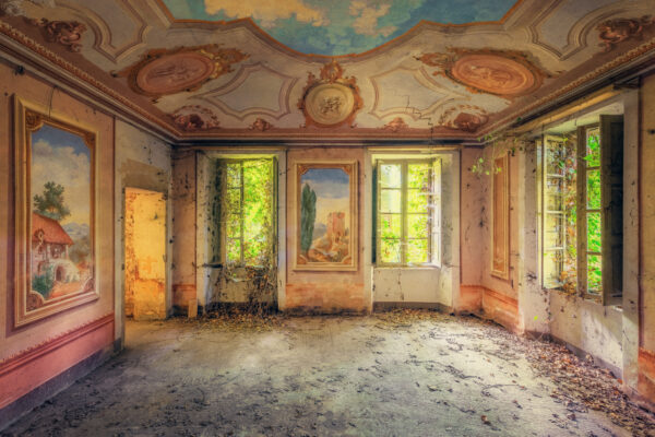 ...just an abandoned villa in Italy, but in the right light it is full of beautiful colours. -