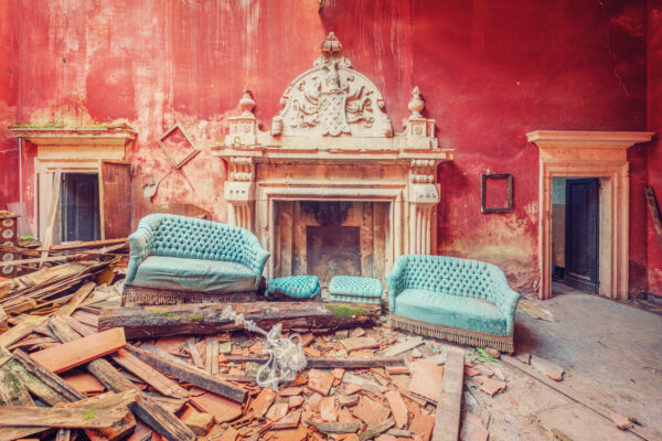 This villa is probably beyond saving. The roof has collapsed and the decay is progressing rapidly. -