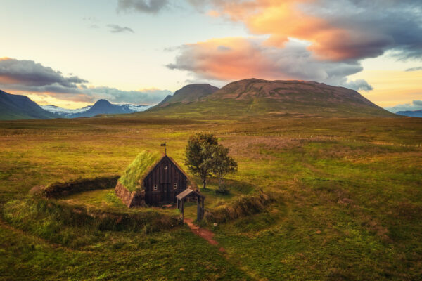 In harmony with the landscape, life slows down. What we need reveals itself in the silence.